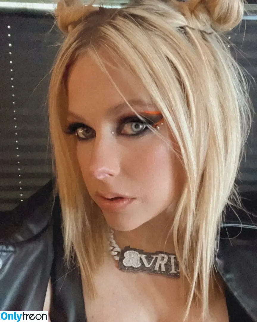 Avril Lavigne nude photo #0593 (AvrilLavigne)