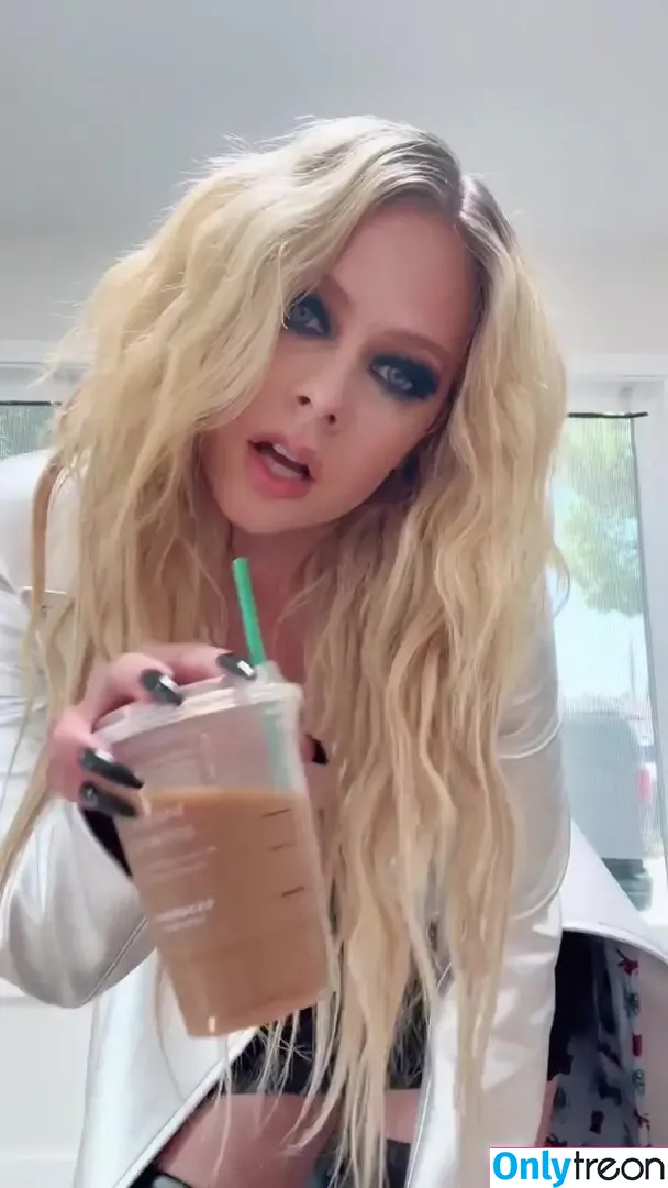 Avril Lavigne nude photo #0603 (AvrilLavigne)