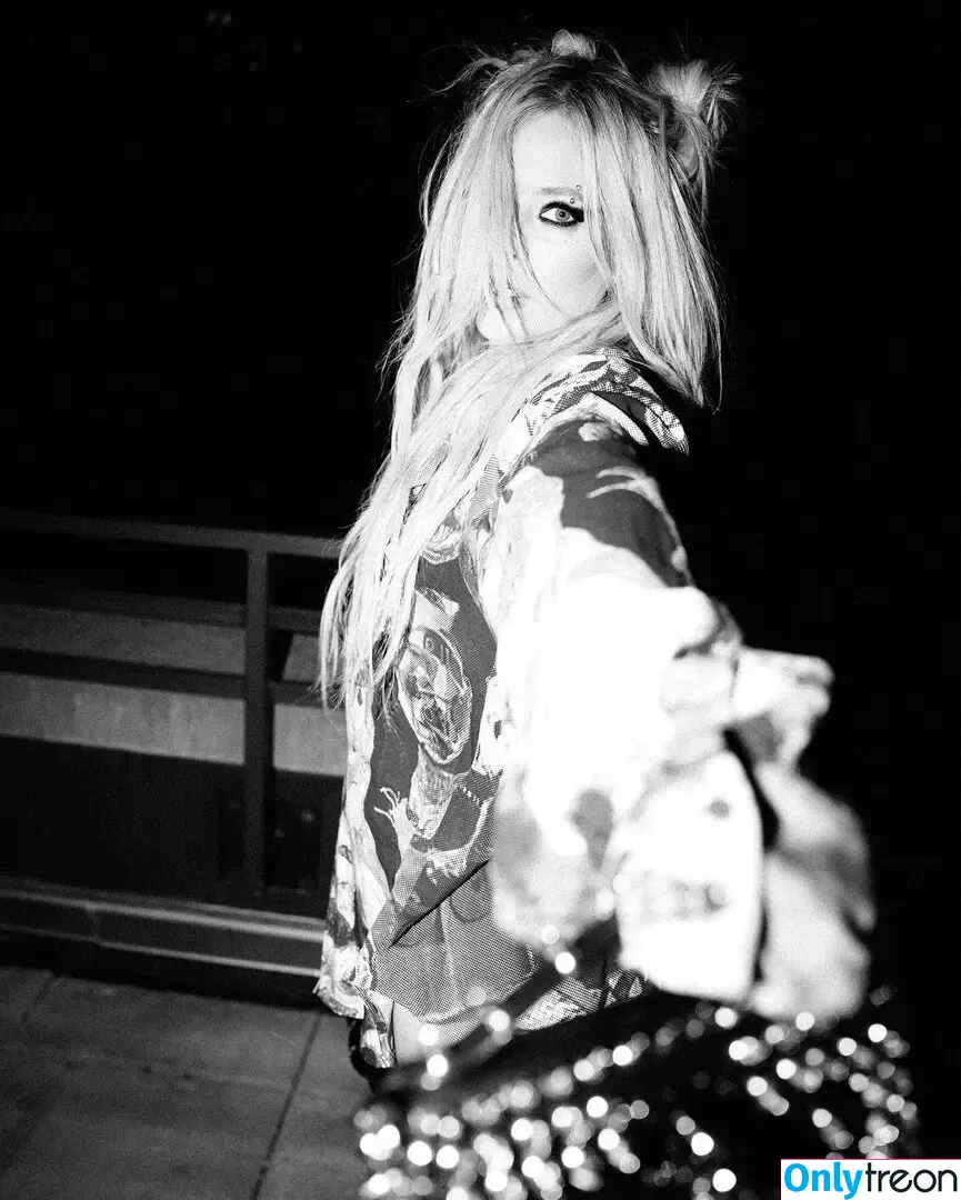 Avril Lavigne nude photo #0626 (AvrilLavigne)