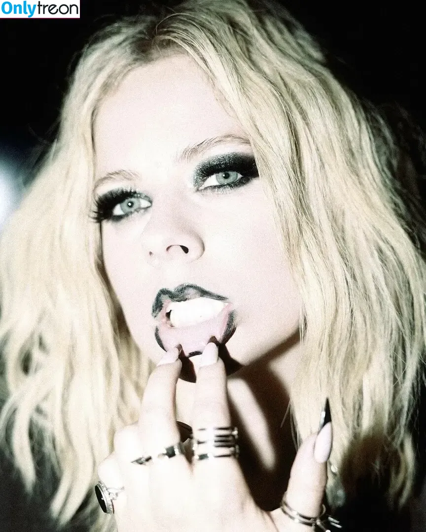 Avril Lavigne nude photo #0647 (AvrilLavigne)