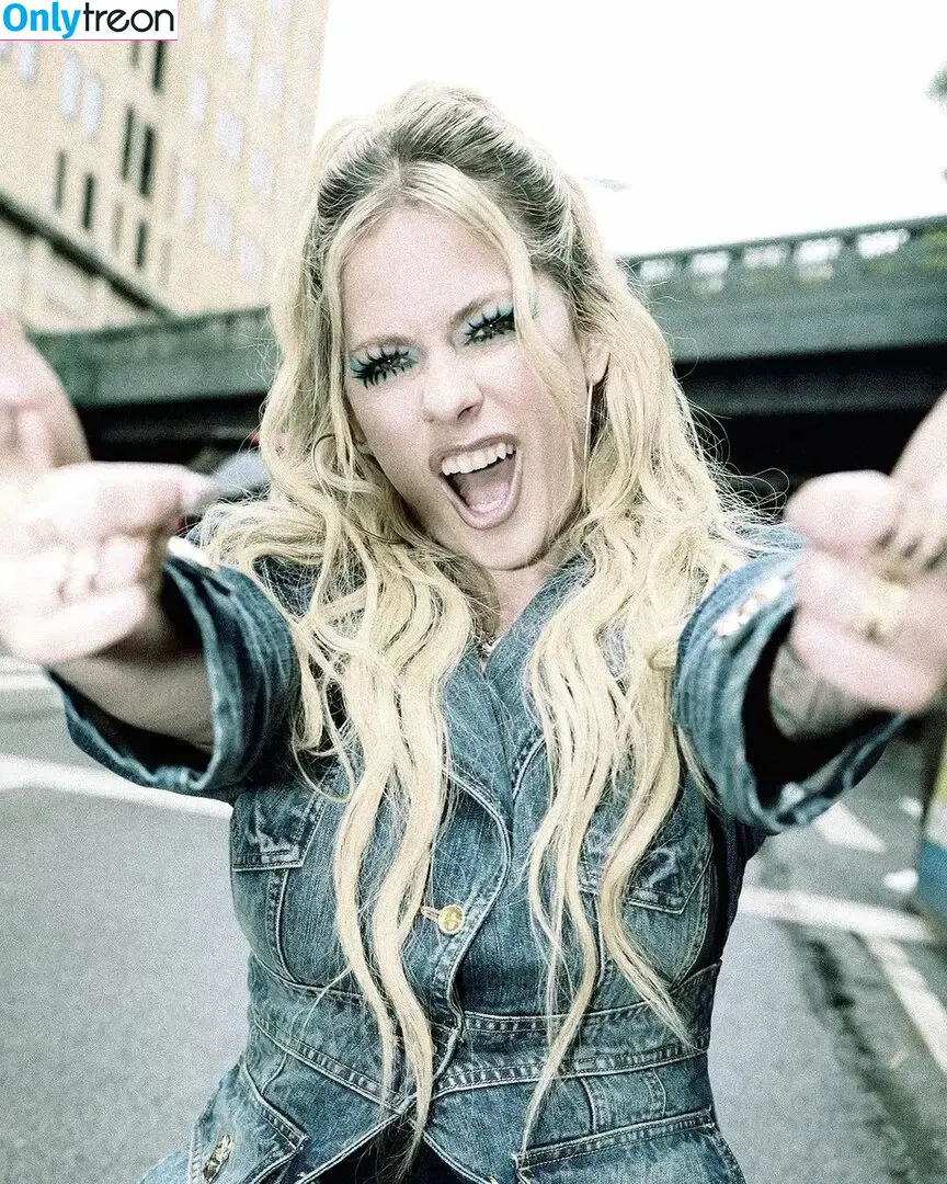 Avril Lavigne nude photo #0652 (AvrilLavigne)