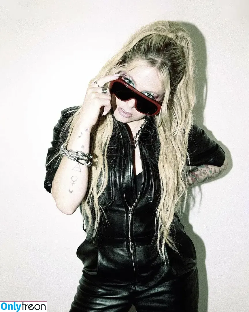 Avril Lavigne nude photo #0656 (AvrilLavigne)