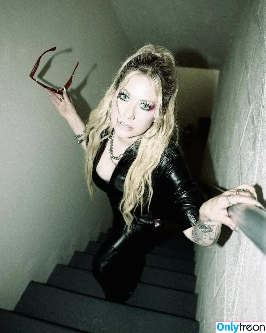 Avril Lavigne nude photo #0659 (AvrilLavigne)