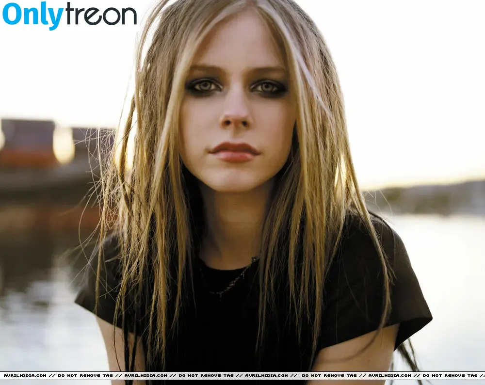Avril Lavigne nude photo #0679 (AvrilLavigne)