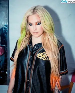 Avril Lavigne / AvrilLavigne nude photo #1325