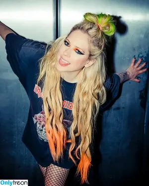 Avril Lavigne / AvrilLavigne nude photo #1327