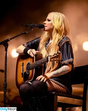 Avril Lavigne / AvrilLavigne nude photo #1340