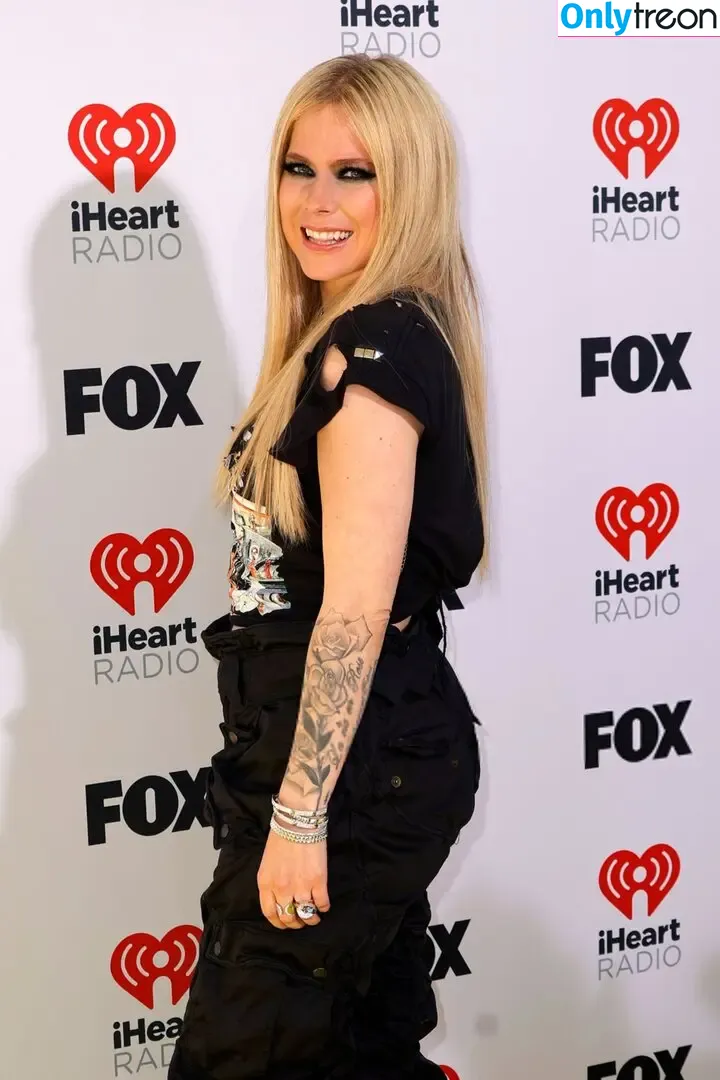 Avril Lavigne nude photo #1049 (AvrilLavigne)