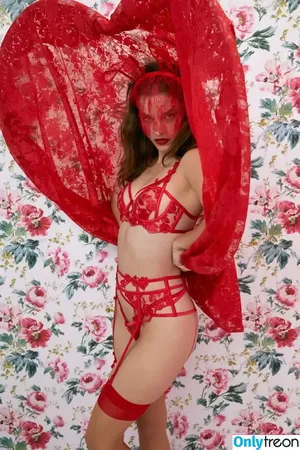 Barbara Palvin / realbarbarapalvin nude photo #0538