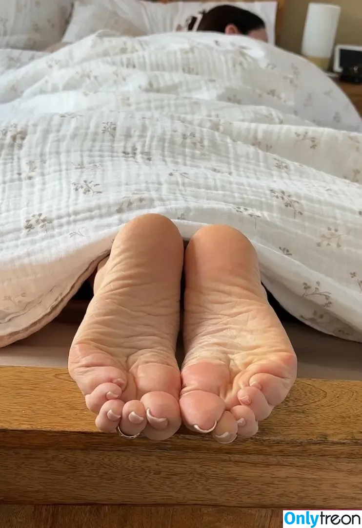Bare Feet nude photo #0490 (barefeetpose)