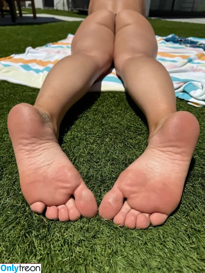Bare Feet nude photo #1080 (barefeetpose)