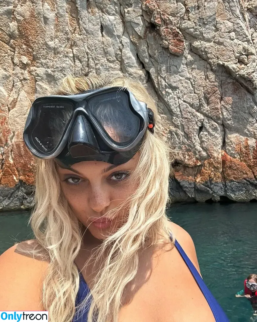 Bebe Rexha nude photo #0893 (beberexha / skylinevexx)