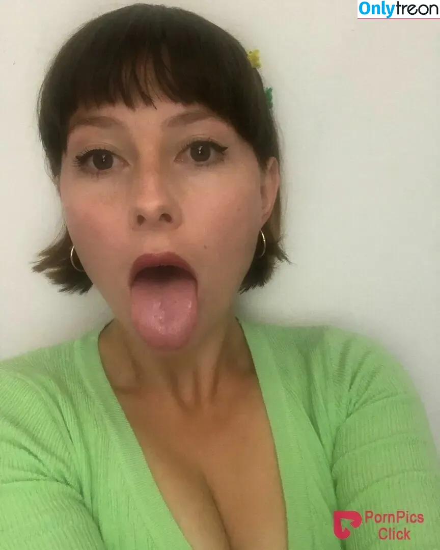 Bel Larcombe nude photo #0054 (Slice_of_salami_ / bel_larcombe / bel_larcombe_)
