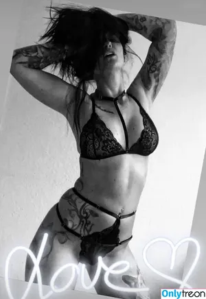 bella_vita88 / i.n.k.e.d_b.e.l.l.a / inked_bella88 nude photo #0032
