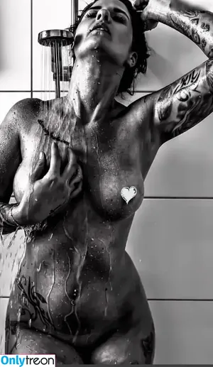 bella_vita88 / i.n.k.e.d_b.e.l.l.a / inked_bella88 nude photo #0040