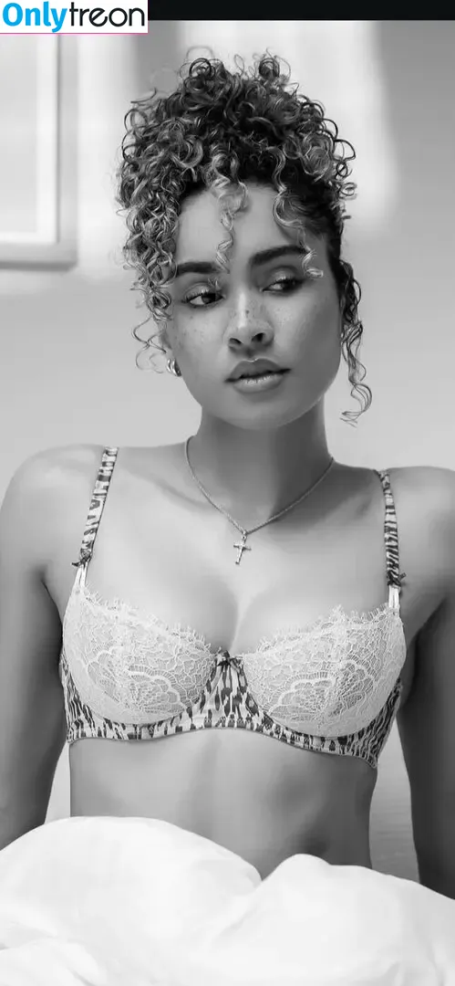 Bellepaulinee nude photo #0022 (belledelphine)