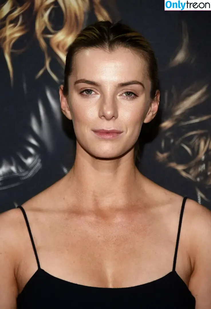 Betty Gilpin nude photo #0207 (voldemortbarbieclown)