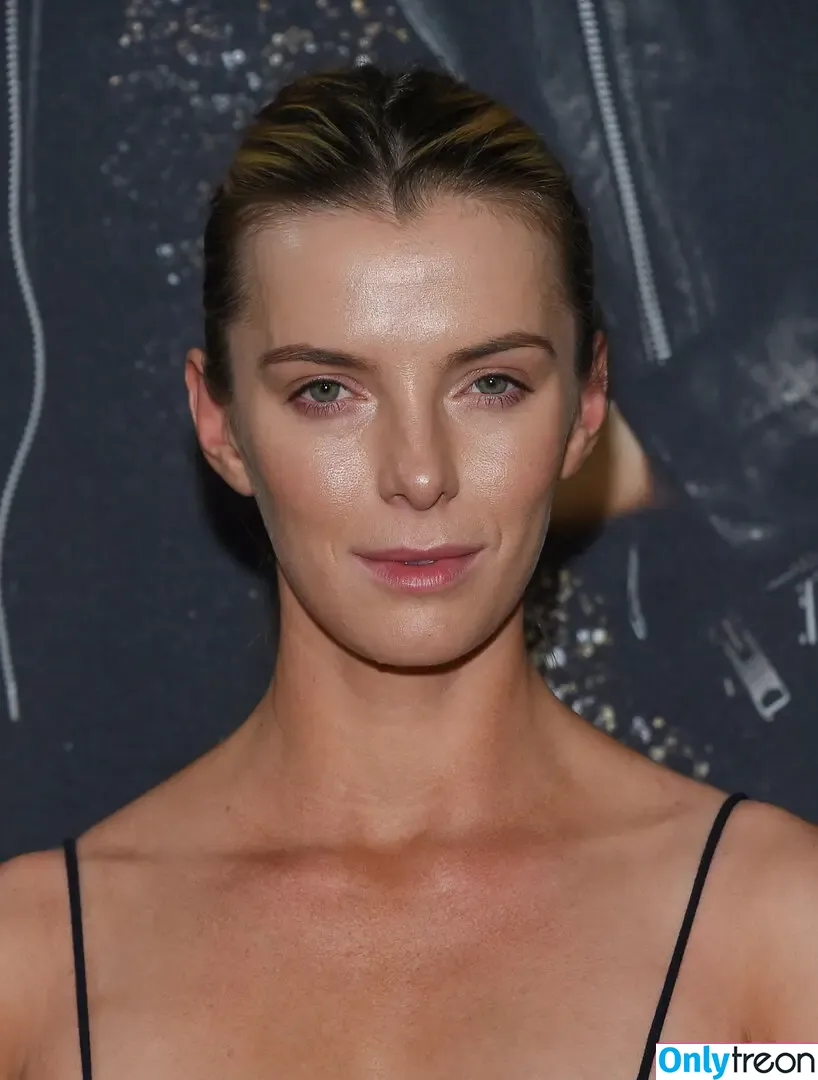 Betty Gilpin nude photo #0212 (voldemortbarbieclown)
