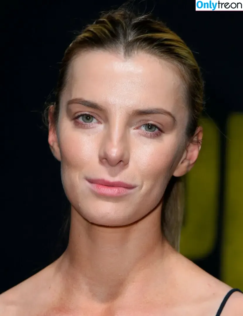 Betty Gilpin nude photo #0214 (voldemortbarbieclown)