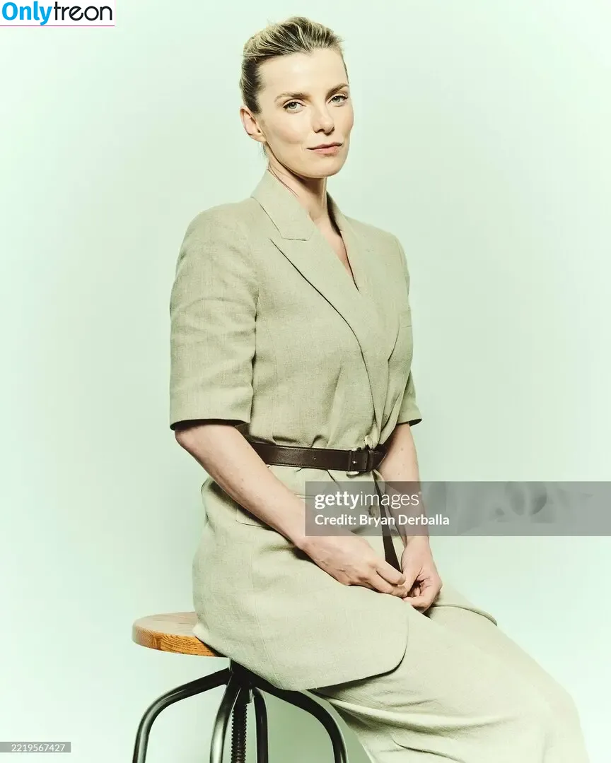 Betty Gilpin nude photo #0216 (voldemortbarbieclown)