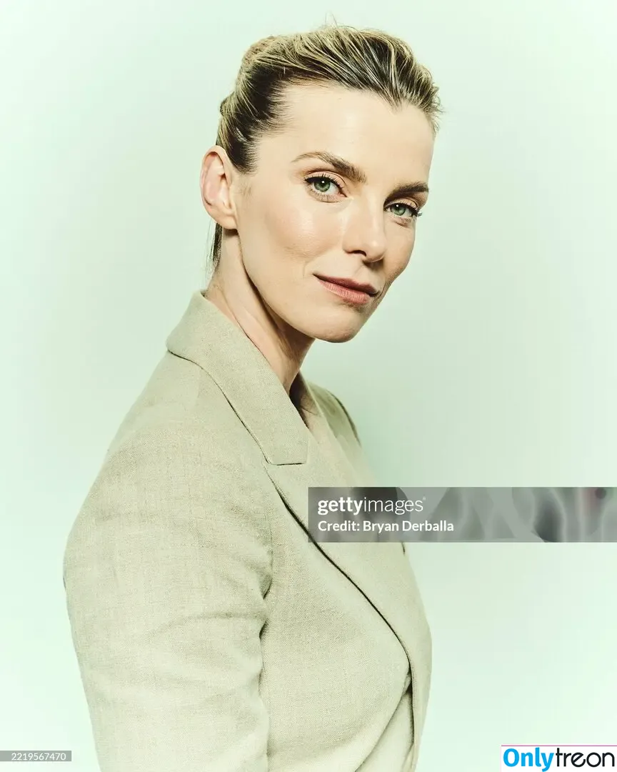 Betty Gilpin nude photo #0222 (voldemortbarbieclown)