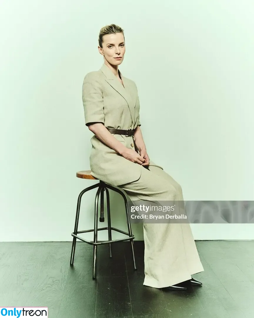 Betty Gilpin nude photo #0227 (voldemortbarbieclown)