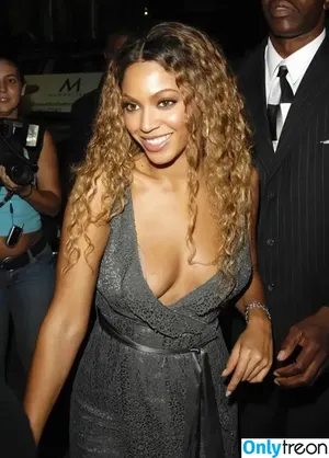 Beyonce / beyoncenavago nude photo #0050