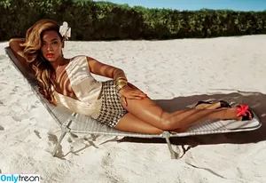 Beyonce / beyoncenavago nude photo #0077