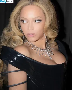 Beyonce / beyoncenavago nude photo #0373