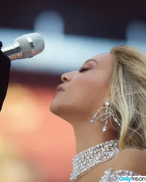 Beyonce / beyoncenavago nude photo #0385