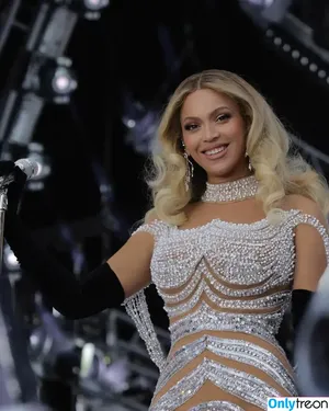 Beyonce / beyoncenavago nude photo #0389