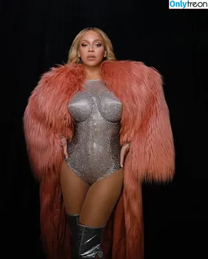 Beyonce / beyoncenavago nude photo #0553