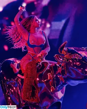 Beyonce / beyoncenavago nude photo #1438