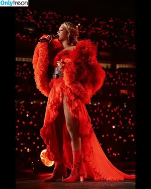 Beyonce / beyoncenavago nude photo #1443