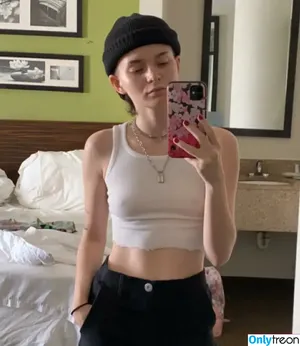 Bimbowbambi / altbarbiewaifu / cringe.wvrthy nude photo #0001