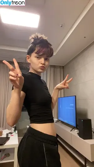 Bimbowbambi / altbarbiewaifu / cringe.wvrthy nude photo #0003