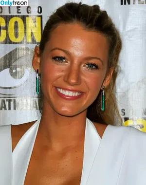 Blake Lively / blakelively nude photo #0557