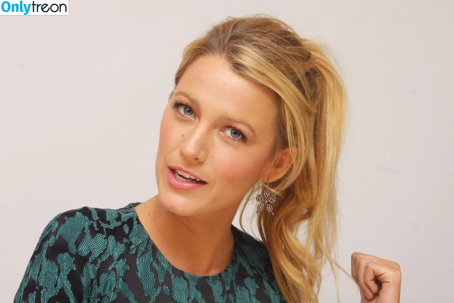 Blake Lively nude photo #0101 (blakelively)