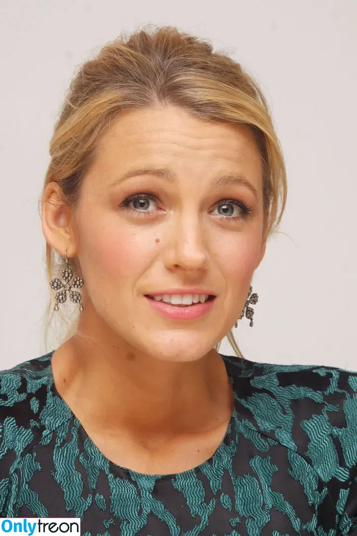 Blake Lively nude photo #0103 (blakelively)