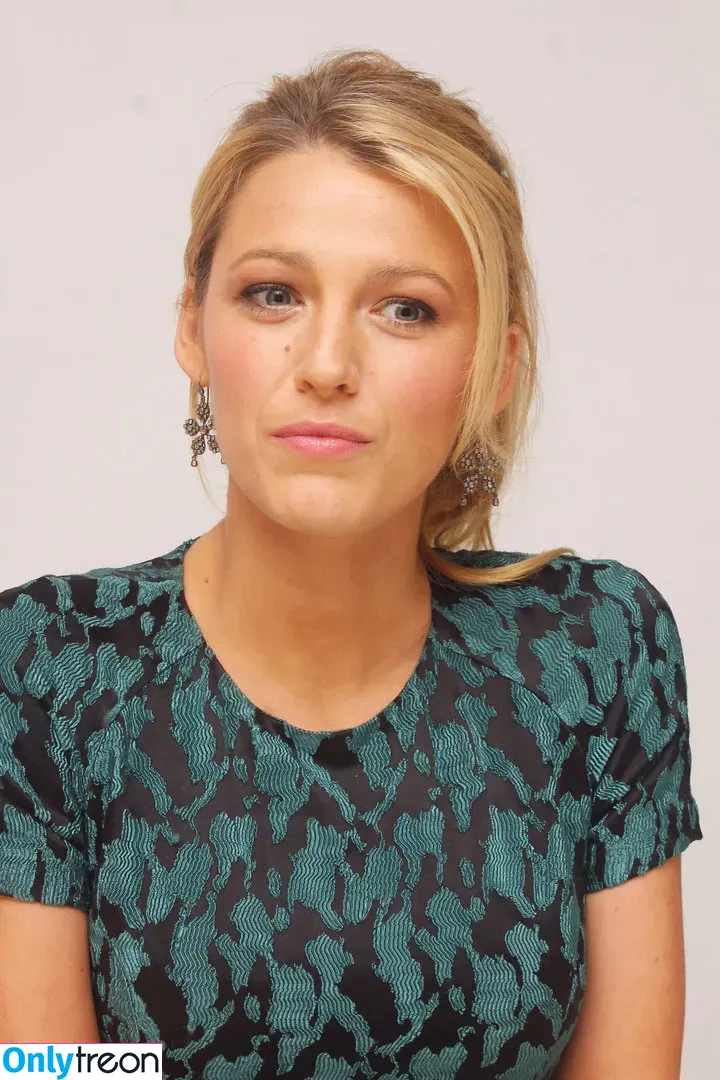 Blake Lively nude photo #0111 (blakelively)