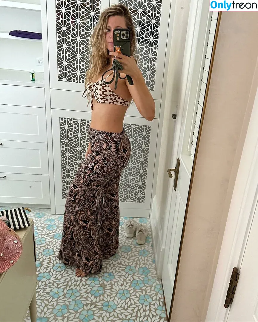 Blake Lively nude photo #0392 (blakelively)