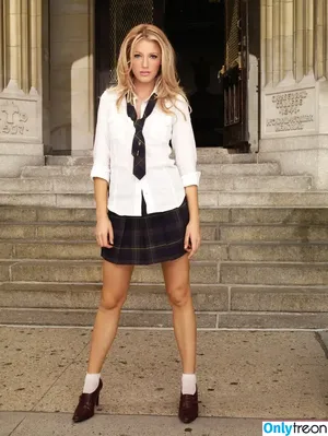 Blake Lively / blakelively nude photo #1490