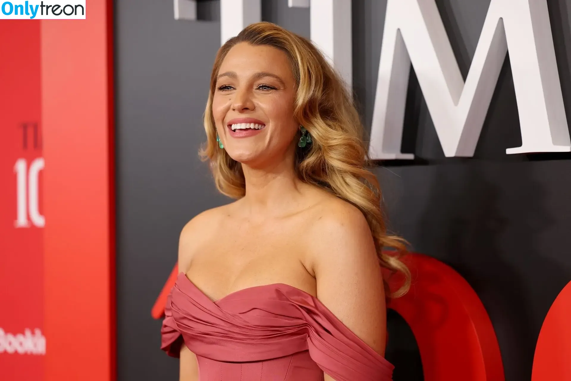 Blake Lively nude photo #1264 (blakelively)