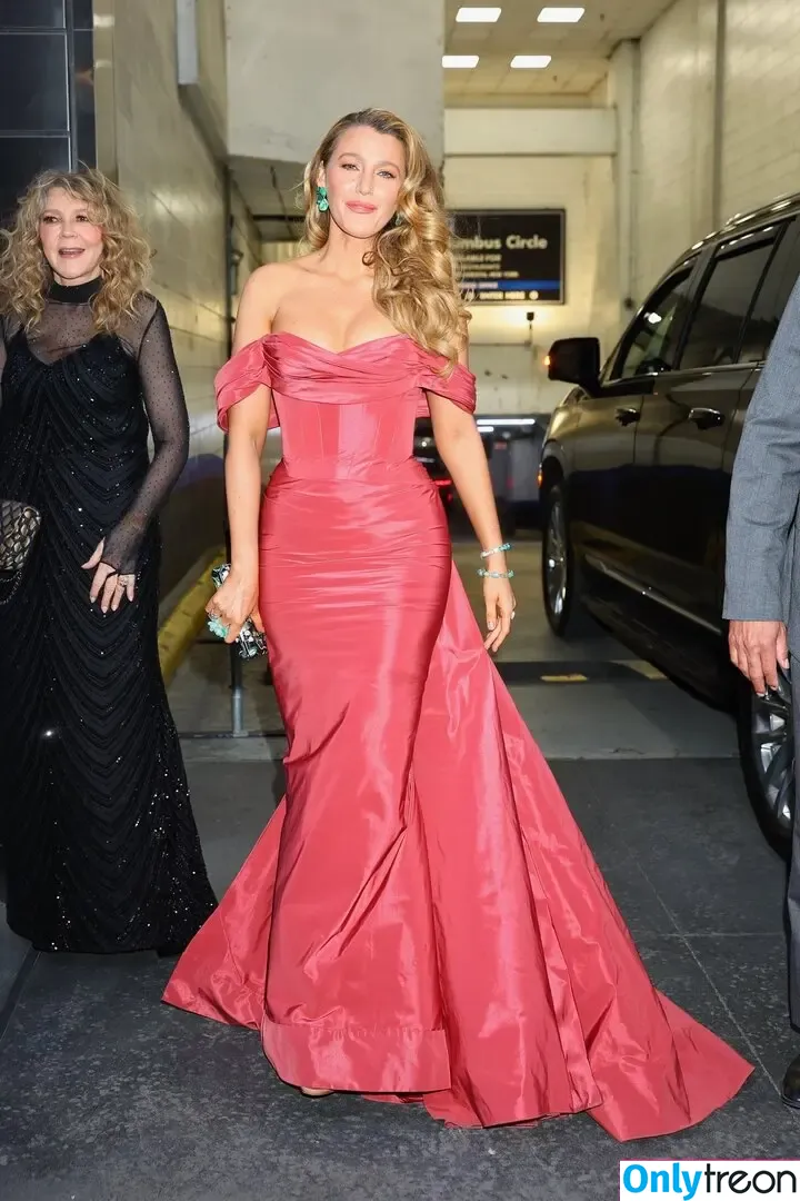 Blake Lively nude photo #1293 (blakelively)