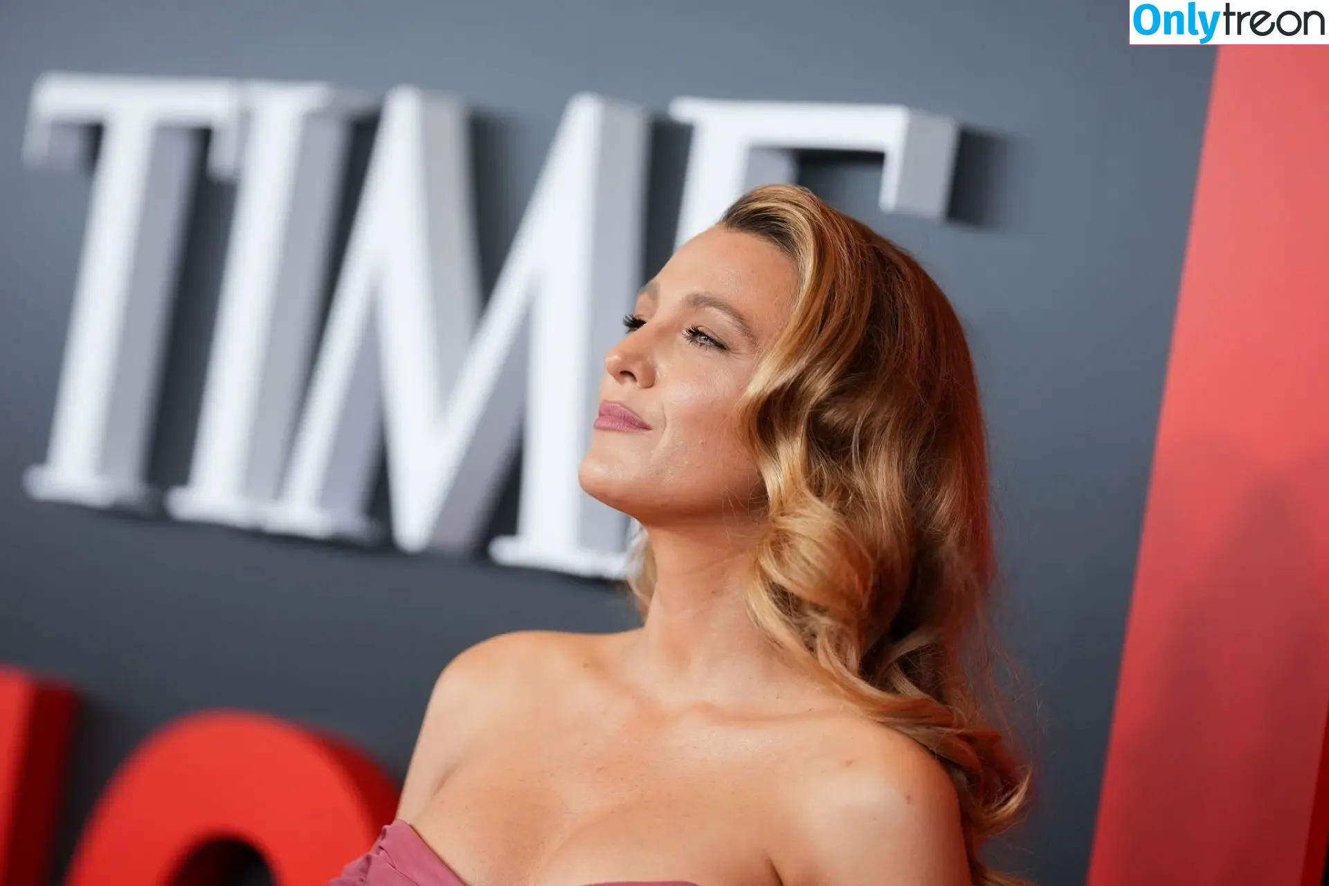 Blake Lively nude photo #1317 (blakelively)
