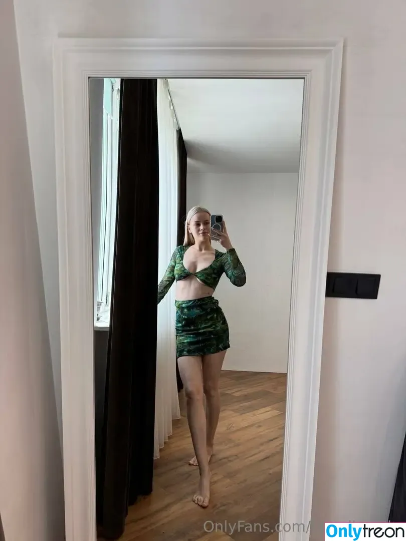 blondiepolly nude photo #0075 (blondiepolly)