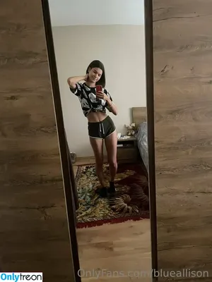 blueallison / sirenoftitan nude photo #0022