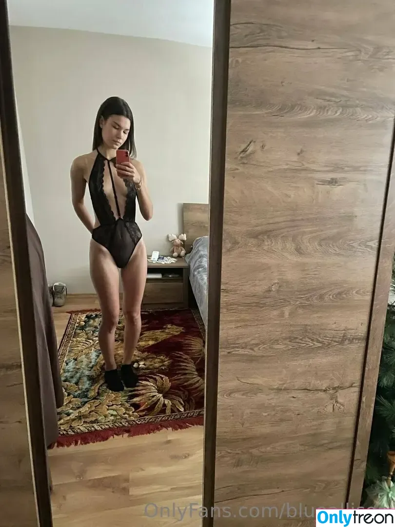 blueallison nude photo #0025 (sirenoftitan)