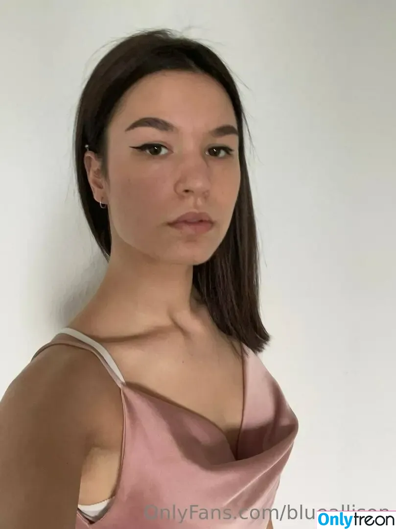 blueallison nude photo #0043 (sirenoftitan)