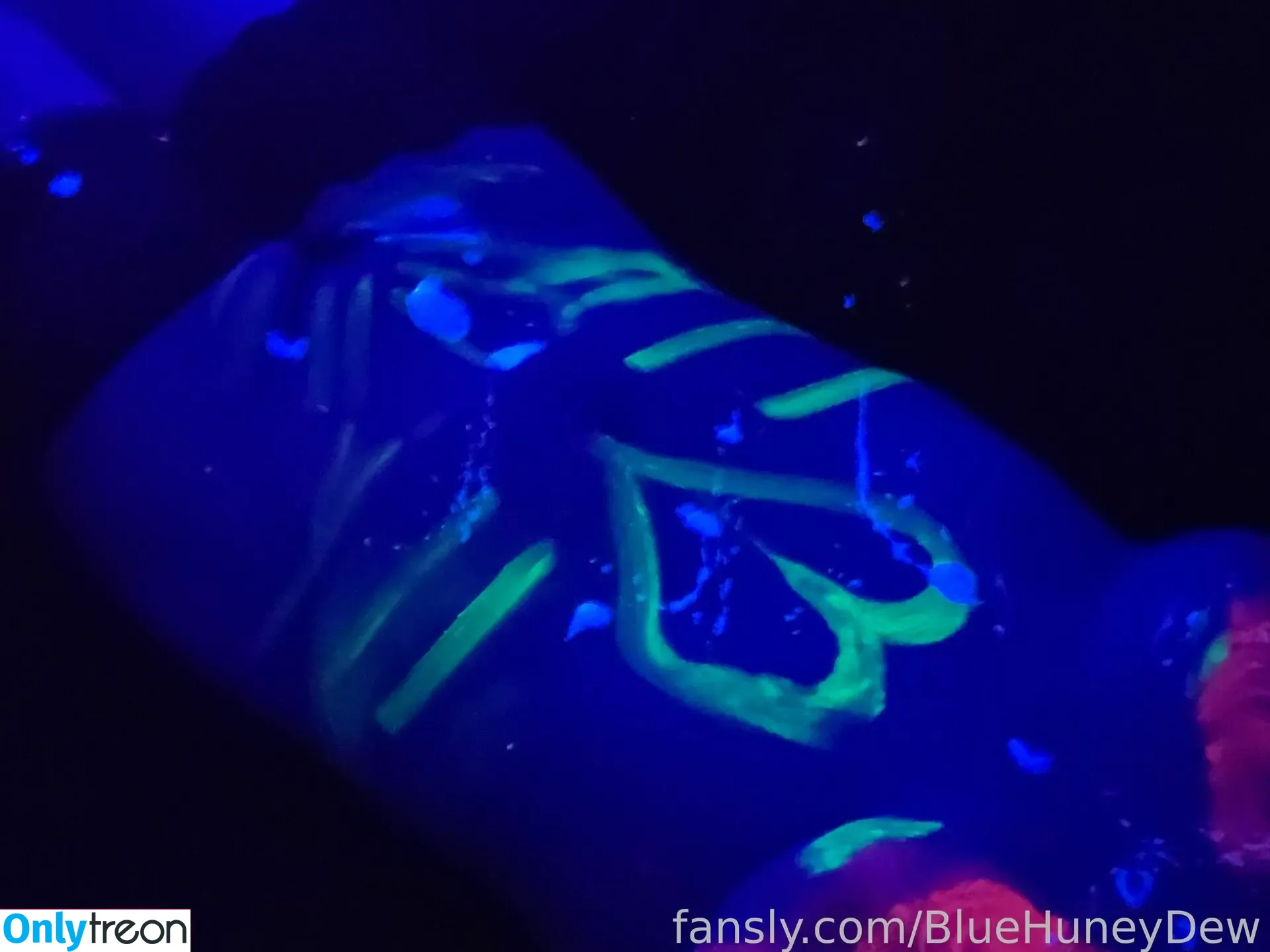 BlueHuneyDew nude photo #0002 (bluehunnitss_)